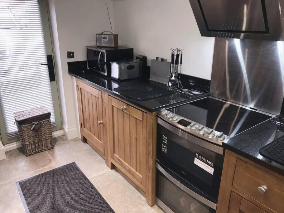 Chic 2 Bed Peak District Cottage Barn Near Alton Towers, Polar Bears, Chatsworth House Leek Zewnętrze zdjęcie